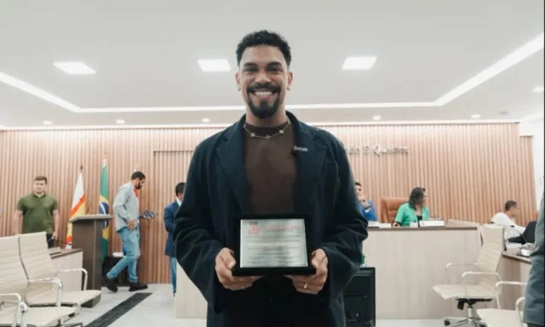 bbb-25:-vinicius-nascimento-ganha-alta-honraria-em-cidade-da-bahia