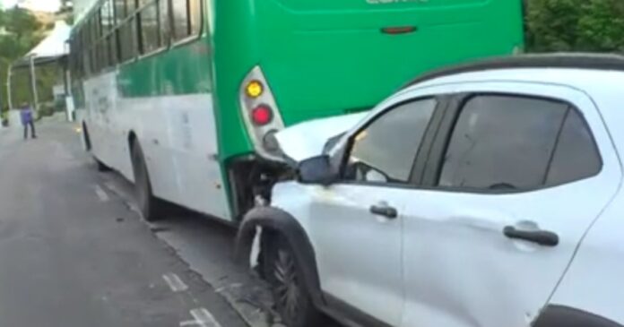 motorista-perde-controle-do-carro-e-bate-em-onibus-no-bairro-de-ondina,-em-salvador