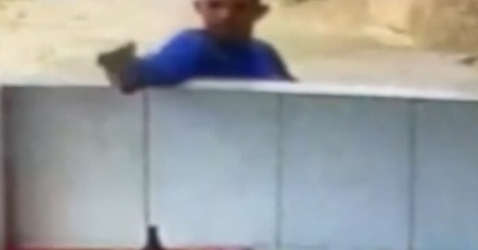 video:-homem-tira-arma-de-capacete-e-atira-contra-pessoas-em-bar-na-bahia