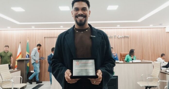 ex-bbb-vinicius-nascimento-recebe-titulo-de-cidadao-santoantoniense:-“cresci-e-me-criei-aqui”
