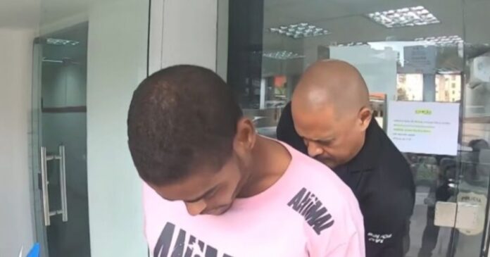 homem-e-preso-em-flagrante-apos-assaltar-onibus-com-uma-peixeira-em-salvador