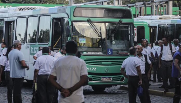 video:-idoso-e-baleado-durante-troca-de-tiros-em-bairro-de-salvador