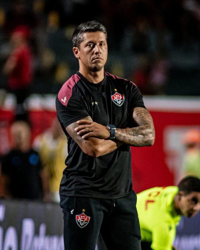 thiago-carpini-pode-desfalcar-o-vitoria-contra-o-santos;-entenda