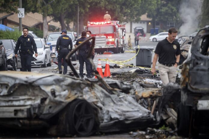 aviao-cai-em-cima-de-casas-e-provoca-incendios-na-california