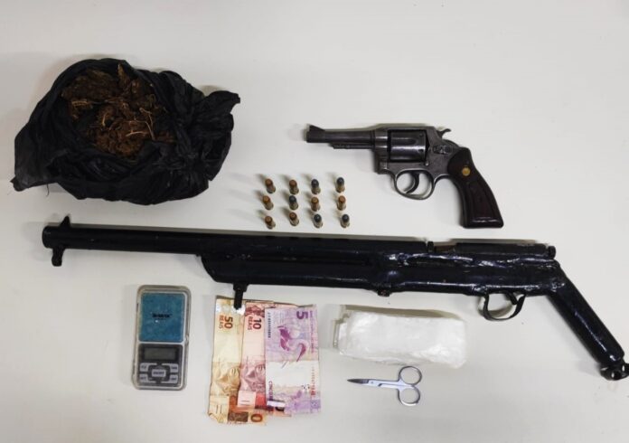 homem-e-preso-com-armas-e-drogas-durante-operacao-na-regiao-de-irece