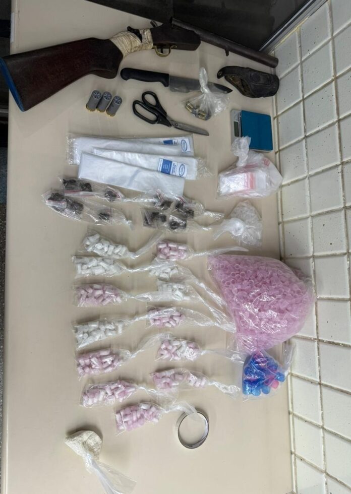 pm-apreende-drogas-e-arma-em-jardim-santo-inacio