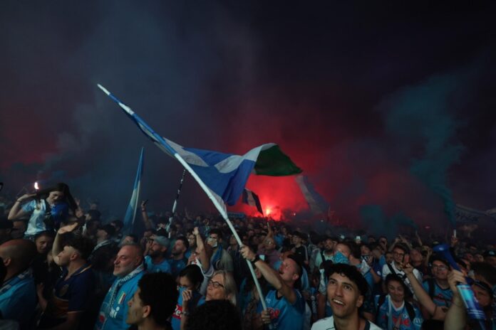 napoli-vence-cagliari,-fica-a-frente-da-inter-e-conquista-o-tetracampeonato-italiano