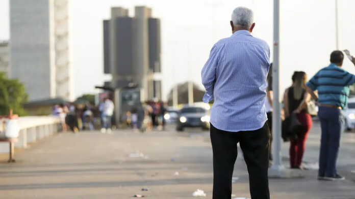 alem-da-aposentadoria,-idosos-tem-direito-a-r$-1.518,00-por-mes