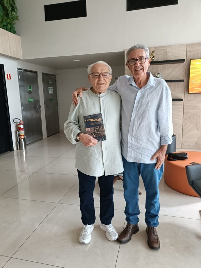 othon-bastos-recebe-livro-que-retrata-trajetoria-politica-de-tucano