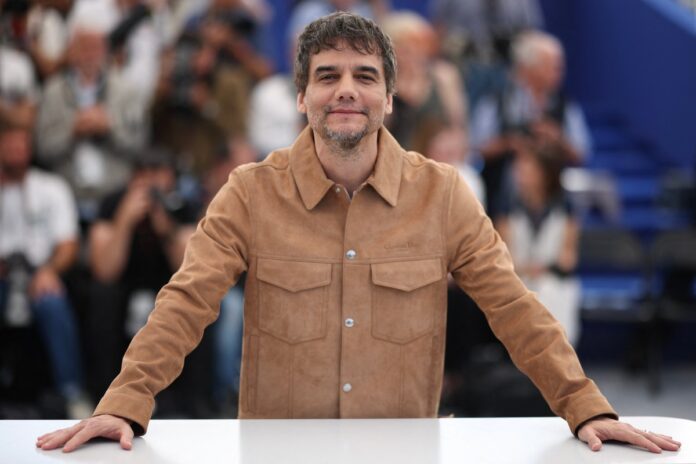 “sozinho-com-uma-taca-de-vinho”:-wagner-moura-comemora-vitoria-em-cannes