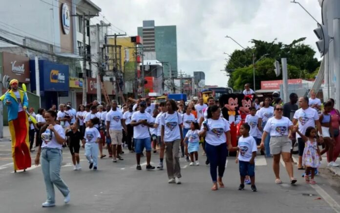 caminhada-percorre-avenida-de-feira-de-santana-para-chamar-atencao-a-causa-autista