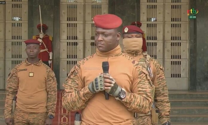 presidente-interino-de-burkina-faso-ganha-forca-na-africa-apos-discurso-contra-o-imperialismo