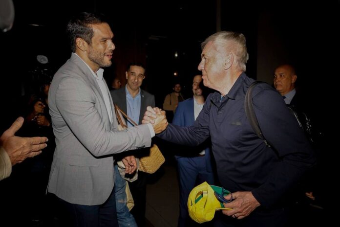 video:-ancelotti-cumprimenta-torcedores-na-chegada-ao-hotel,-no-rio