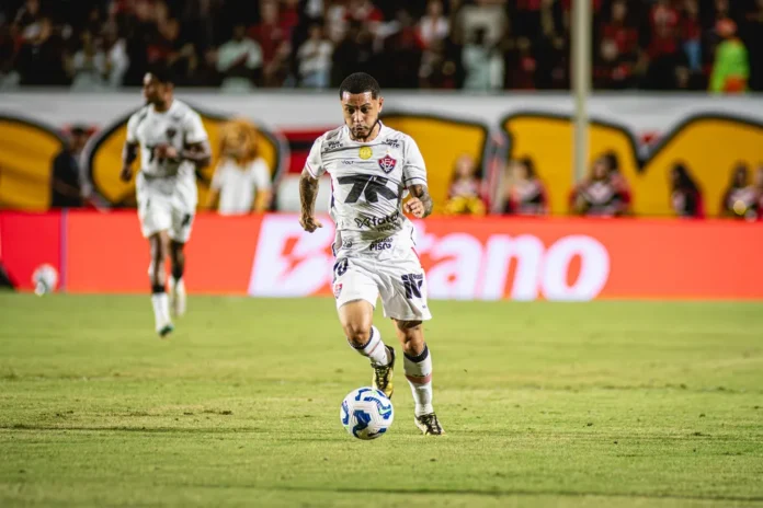 suspenso,-matheuzinho-desfalca-o-vitoria-no-jogo-contra-o-corinthians