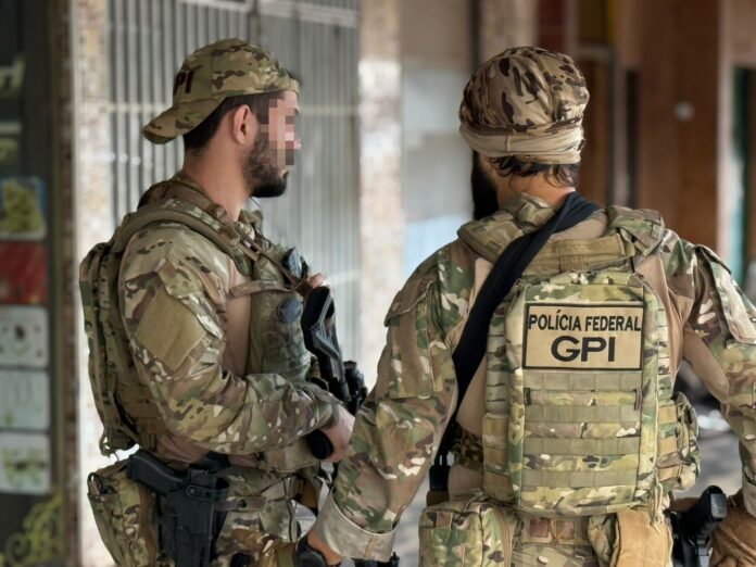 pf-investiga-arsenal-de-armas-e-apreende-r$-1,2-milhao-em-cheques