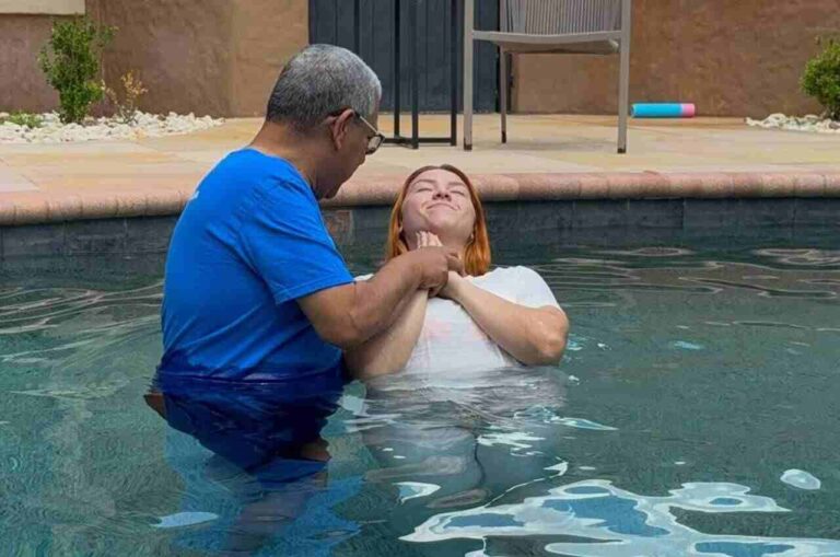 filha-de-gugu-segue-passos-da-mae-e-e-batizada-em-igreja-evangelica