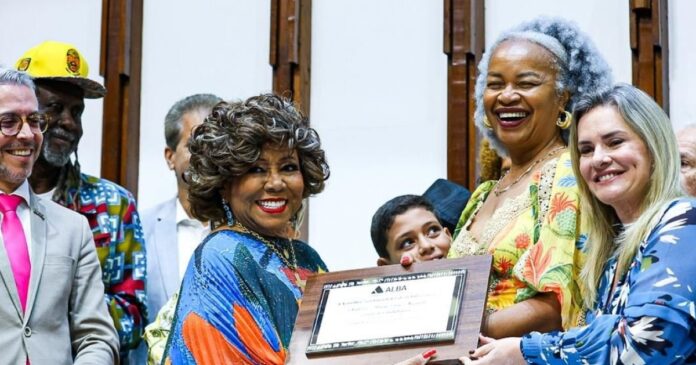 alcione-recebe-titulo-de-cidada-baiana-pela-alba