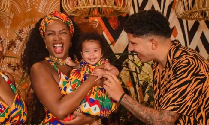 iza-e-yuri-lima-batizam-a-filha-nala-na-igreja-da-penha-no-rio;-fotos