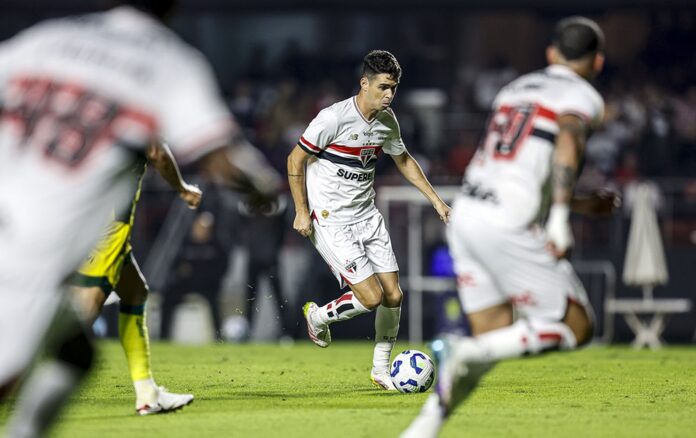 sao-paulo-descarta-lesao,-mas-oscar-deve-ser-desfalque-contra-talleres-na-libertadores