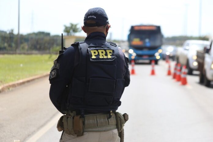 casal-e-preso-com-quase-r$-1-mi-roubado-de-banco-escondido-em-baldes