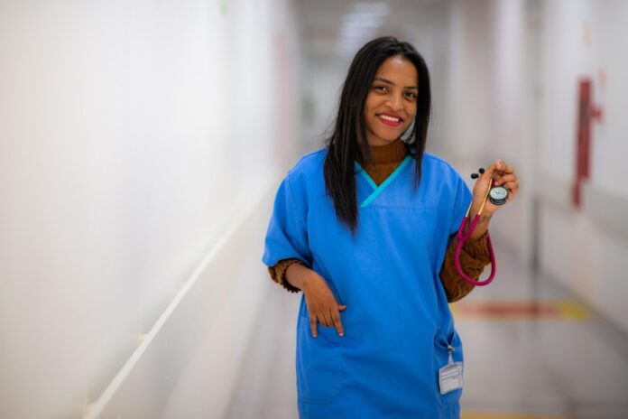 pcd,-periferica-e,-agora,-medica:-conheca-a-historia-de-rithiele-souza
