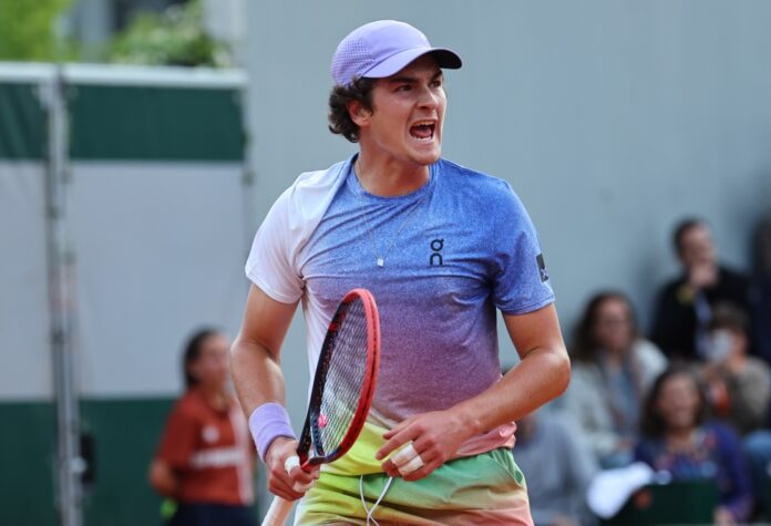 joao-fonseca-massacra-hurkacz-na-estreia-de-roland-garros-e-interrompe-ma-fase