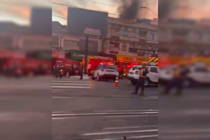 incendio-atinge-predio-comercial-no-rio-de-janeiro.-video