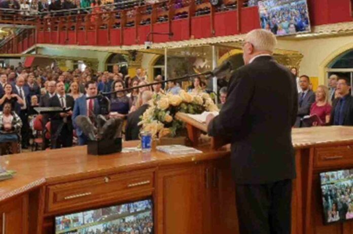 pastor-da-assembleia-de-deus-repreende-pregador-por-pedir-“palmas-para-jesus”