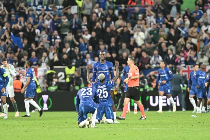 chelsea-vira-sobre-o-betis,-ganha-liga-conferencia-e-e-1o-a-erguer-principais-titulos-da-europa