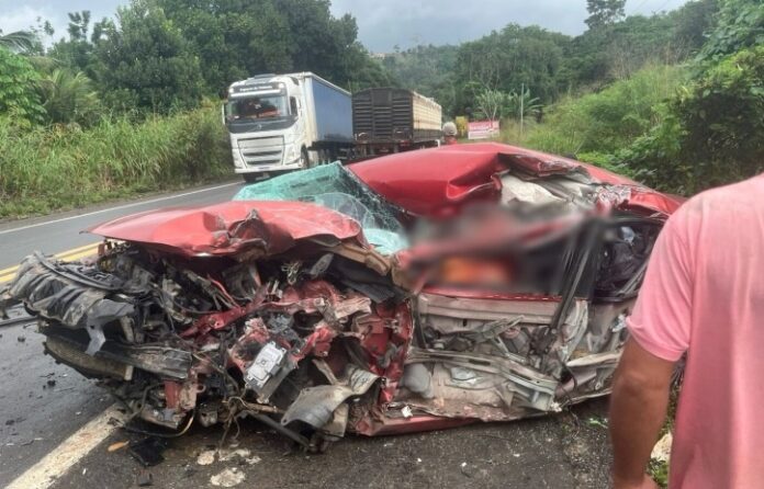 idoso-morre-apos-batida-entre-carro-e-caminhao-em-trecho-da-br-101-de-itamaraju