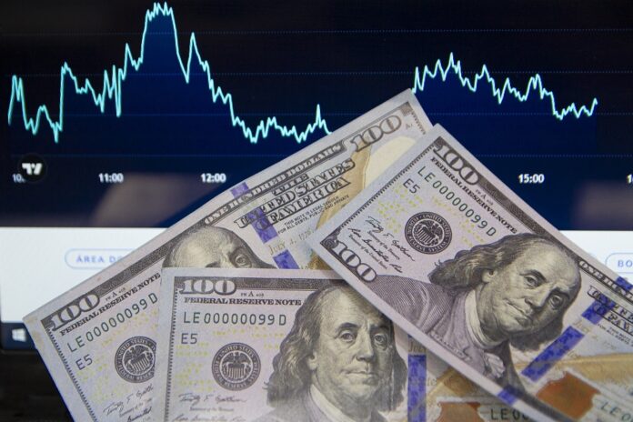 dolar-recua-apesar-do-ruido-com-iof;-ibovespa-cai-aos-138,5-mil-pontos