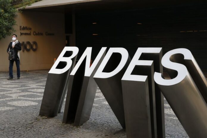 rj:-predio-do-bndes-passa-por-varredura-apos-denuncia-de-bomba