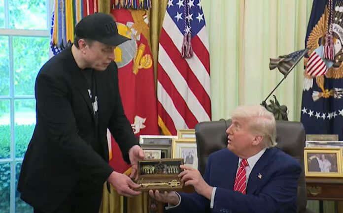 saiba-o-que-significa-chave-dada por trump-a-elon-musk-em-despedida