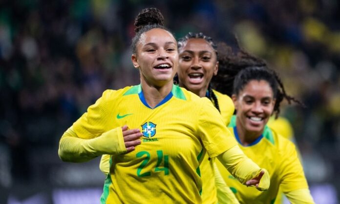dudinha-marca-duas-vezes,-brasil-bate-japao-e-e-aplaudido-de-pe