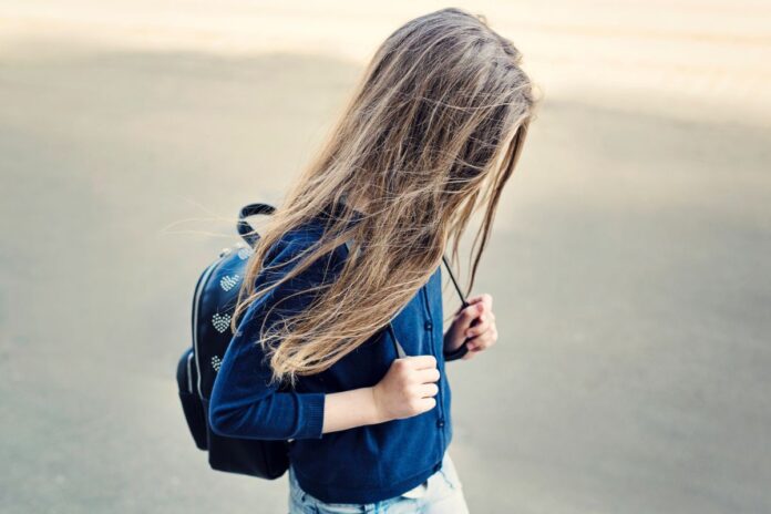 menina-de-11-anos-e-flagrada-com-faca-na-mochila:-“ameacada-na-escola”