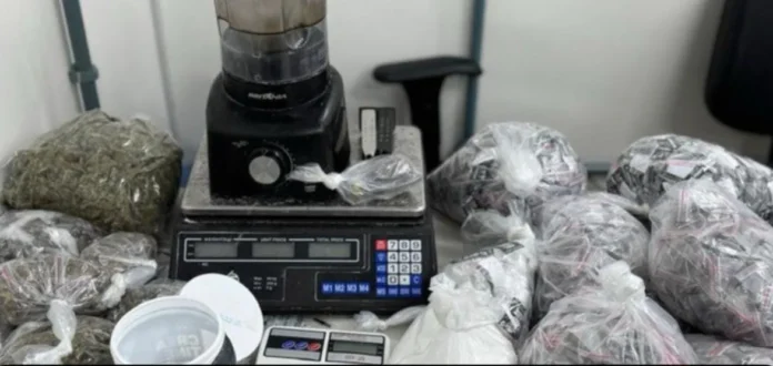 pm-desarticula-laboratorio-de-drogas-em-pernambues-e-apreende-drogas