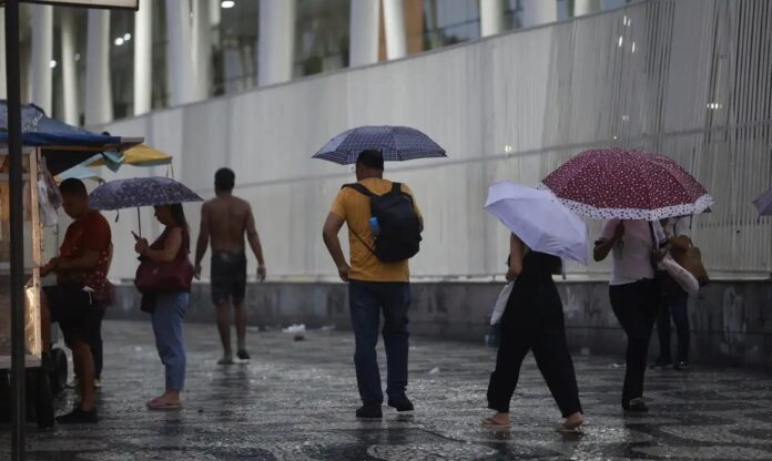 inmet-emite-alerta-de-chuvas-para-salvador-e-mais-de-60-cidades-do-litoral-baiano