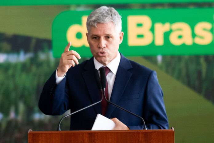 mst-chama-paulo-teixeira-de-“ministro-promessinha”-em-evento-em-sp