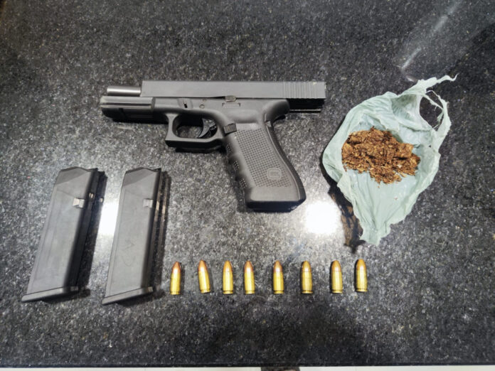 Pistola apreendida com o principal suspeito de atentado praticado contra motorista do diretor do Presídio de Eunápolis