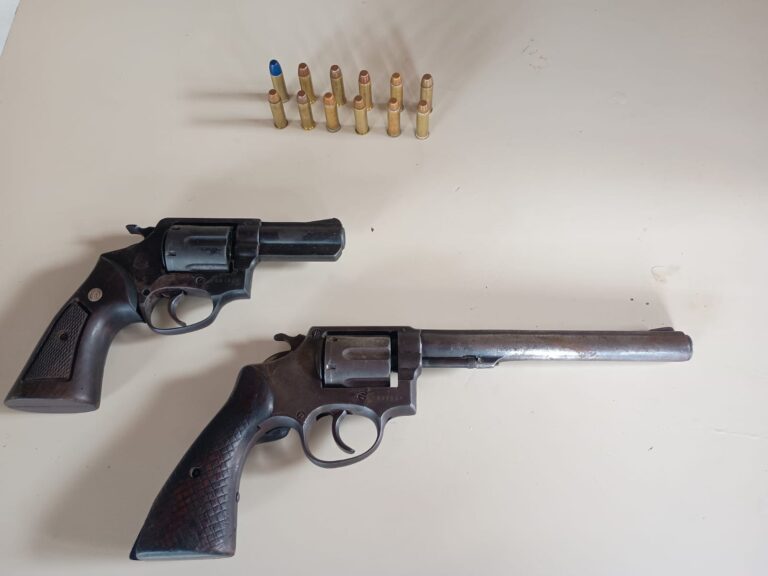Dois homens são presos por porte ilegal de arma de fogo na região de Cumuruxatiba