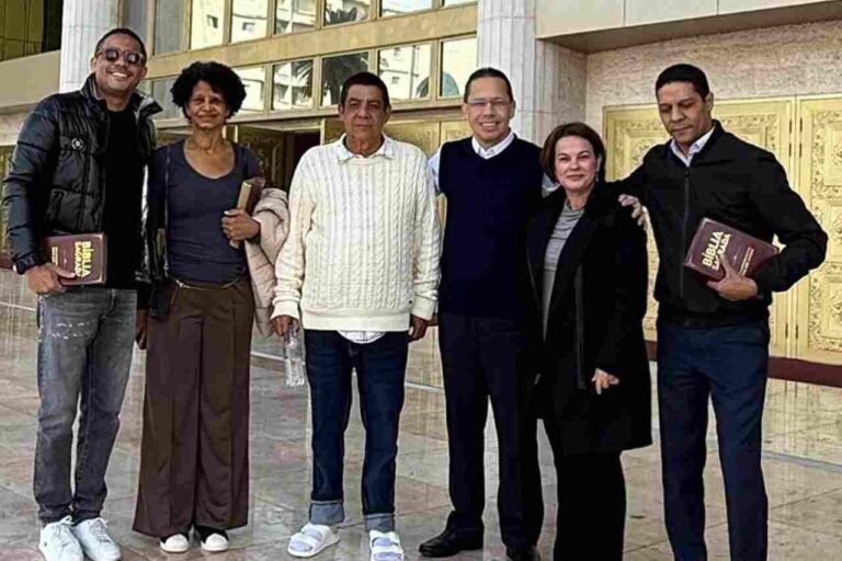 zeca-pagodinho-visita-templo-de-salomao-e-reforca-laco-com-bispo-da-igreja-universal