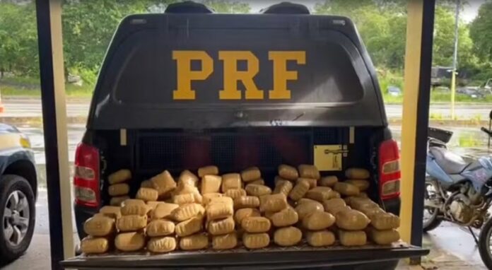 casal-e-preso-com-79-kg-de-haxixe-escondidos-em-carro