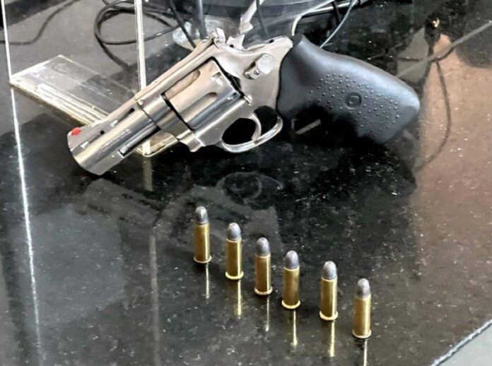agente-do-presidio-e-preso-com-arma-em-bar-no-centro-de-eunapolis