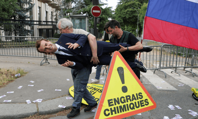 greenpeace-rouba-estatua-de-cera-de-macron-para-protestar-em-frente-a-embaixada-da-russia