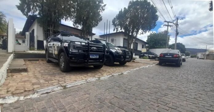 video:-bandidos-amarram-pai-e-filha-e-roubam-r$-40-mil-em-fazenda-no-interior-baiano