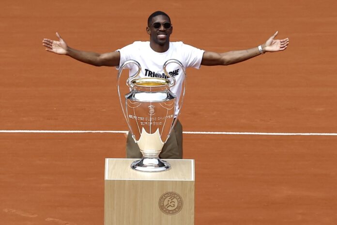 dembele-leva-taca-da-champions-a-quadra-central-de-roland-garros