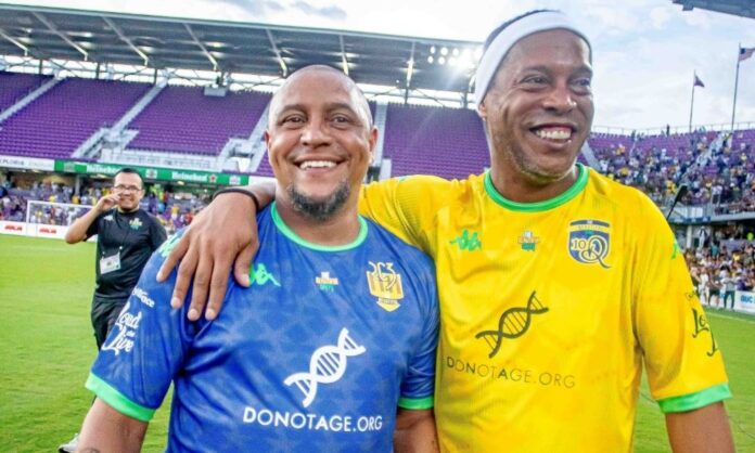 ronaldinho-gaucho-e-roberto-carlos-voltam-a-campo-para-jogo-com-lendas-mundiais