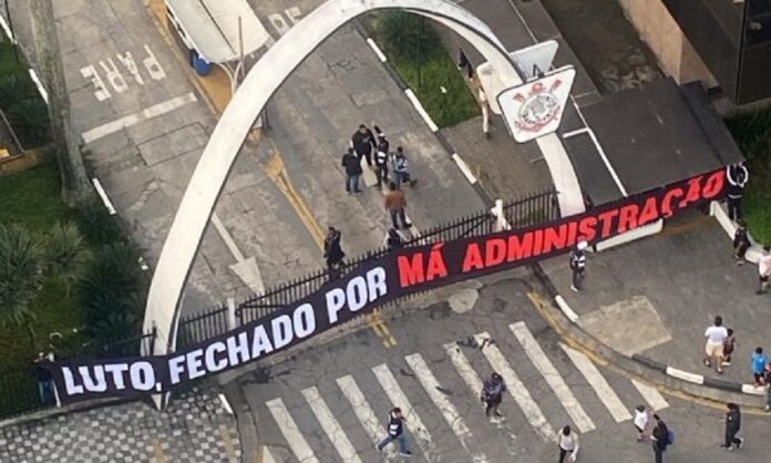 parque-sao-jorge-e-invadido-por-torcidas-organizadas-em-protesto-contra-crise-no-corinthians