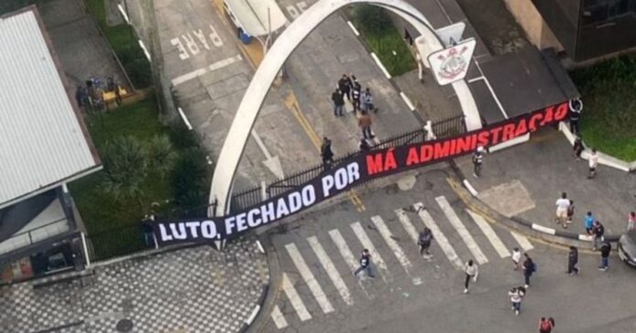 video:-torcidas-organizadas-do-corinthians-invadem-sede-do-clube