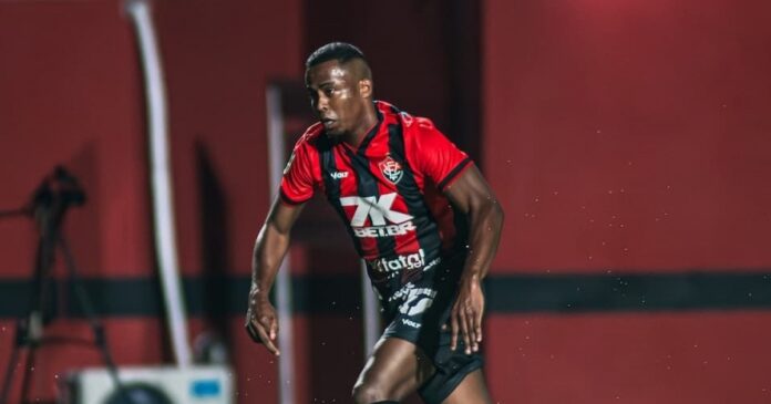 sem-marcar-gols,-carlos-eduardo-deixa-o-vitoria;-veja-possivel-destino